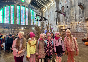 uczniowie w dawnej elektrowni Karola Scheiblera "Farma dyń"