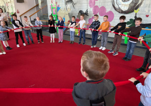 uczniowie na warsztatach teatralnych