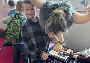 uczeń wraz z lalką