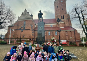 zdjęcie grupowe uczniów na tle kościoła