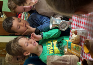 uczniowie oglądają dawne urządzenia