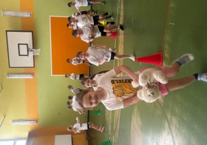 zabawy z maskotkami - biegi z przeszkodami