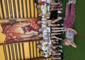 zdjęcie grupowe z maskotkami - dziewczęta