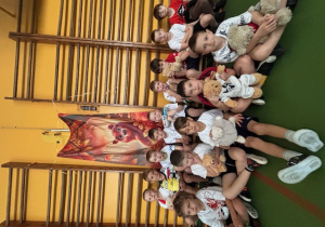 zdjęcie grupowe na tle jesiennego misia