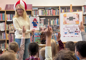 Pani bibliotekarka przedstawia postaci misiów
