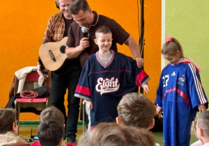 uczniowie w przebraniu scenicznym