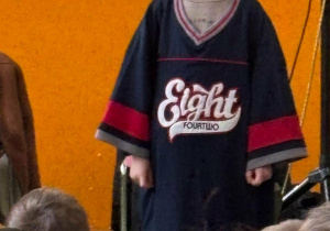 uczen w przebraniu scenicznym