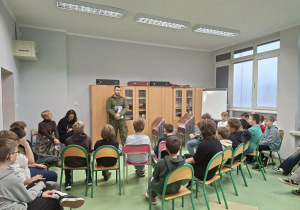 uczniowie w czasie prelekcji o bezpieczeństwie