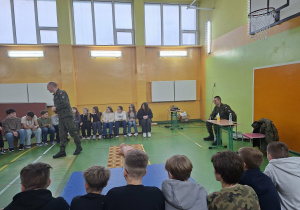 uczniowie w czasie prelekcji na temat pierwszej pomocy