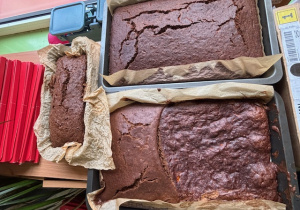 formy z upieczonym piernikiem