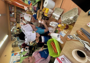 uczniowie wyszukują produktow potrzebnych do upieczenia ciasta