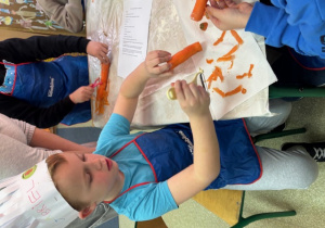 uczeń obiera marchewkę 1