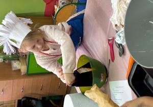 uczennica ściera na tarce marchew