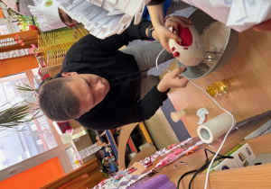 dzieci ubijają mikserem pianę