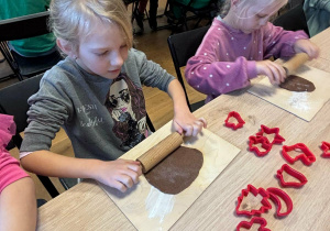 uczniowie w trakcie wyrabiania pierników