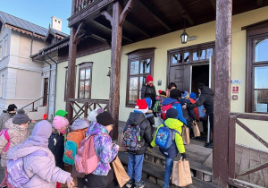 uczniowie w skansenie