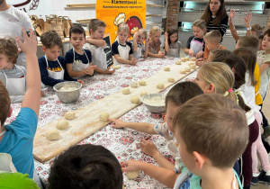 uczniowie w czasie wypieku bułeczek