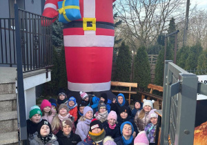 zdjęcie grupowe z maskotką Mikołaja