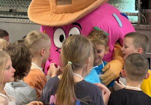 uczniowie z maskotką piekarni