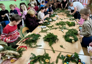 uczniowie i rodzice w trakcie wykonywania wieńców