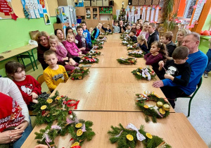 uczniowie po zakończonych warsztatach ze swoimi wieńcami