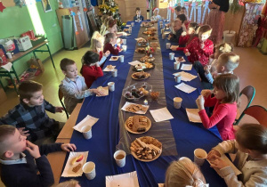 uczniowie przy stole wigilijnym