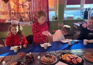 uczniowie przy stole wigilijnym