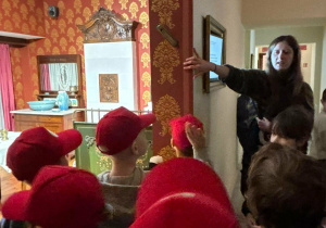 uczniowie podczas zwiedzania pałacu