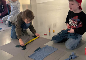 uczniowie w czasie warsztatów