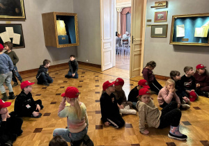 uczniowie podczas zwiedzania pałacu