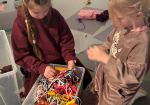 uczniowie w czasie warsztatów