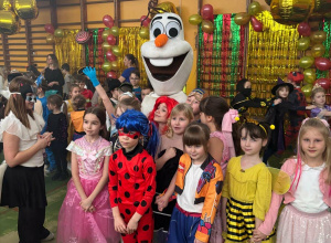 zdjęcie grupowe uczestników balu