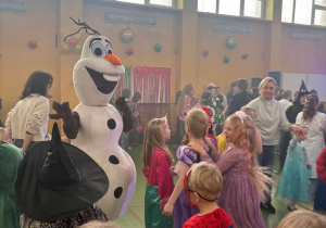 uczniowie w czasie tańców karnawałowych