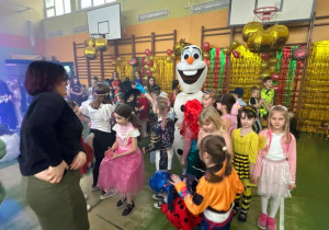 zdjęcie uczniów z Olafem