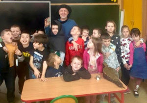 zdjęcie grupowe z alchemikiem