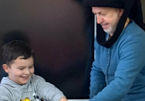 uczniowie w czasie doświadczeń