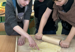 uczniowie robią ciasto na faworki