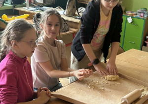 uczennice wyrabiają ciasto na faworki