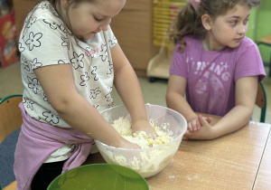 uczennice wyrabiają ciasto