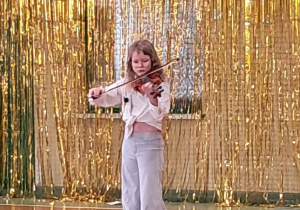 Uczennica kl 4a gra na skrzypcach