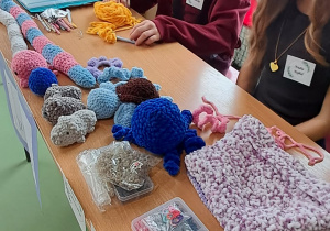 stoisko z maskotami szydełkowymi