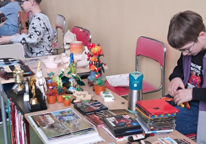 stoisko z kolekcją magnesów, ceramiki i lego