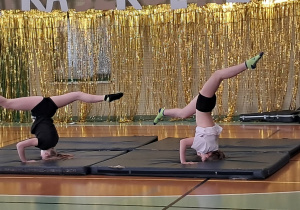 występ akrobatyczny ucz kl 5b i 6b