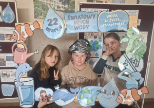 uczniowie w ramce nt. Dnia Wody