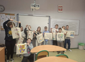 uczniowie z torbami własnoręcznie ozdobionymi