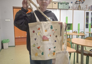 uczennica ze swoją torbą ozdobioną w kolorowe wzory