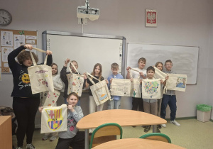 zdjęcie grupowe, uczniowie z torbami