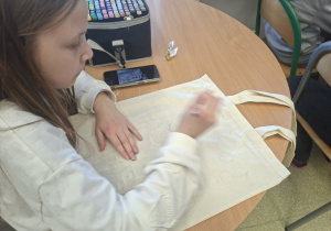 uczennica w czasie ozdabiania torby