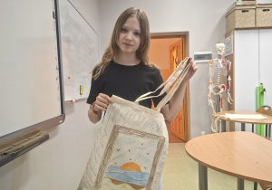 uczennica z torbą ekologiczną