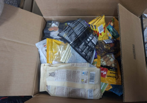 dary dla fundacji - puszki i sucha karma